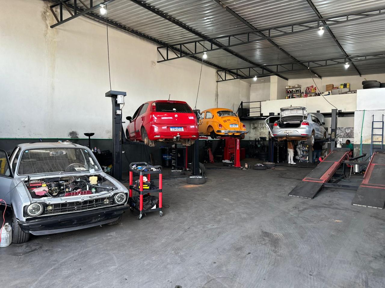 Interior da oficina R.E. Pascoal com veículos em manutenção